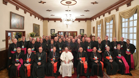 Gruppenbild Papst Franziskus mit CELAM / © Osservatore Romano (KNA)