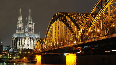 Kölner Dom bei Nacht / © Claudio Römer (KNA)